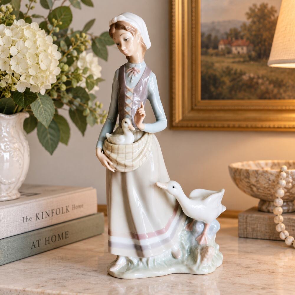 Lladro #4815 Girl With Goose En el Corral Porcelain Figurine Retired